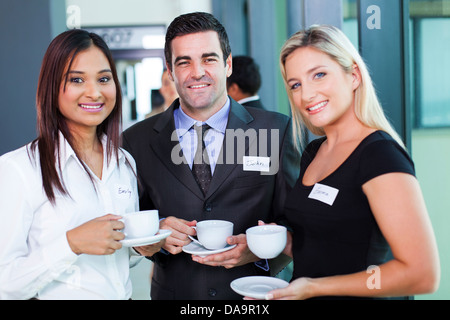 Un gruppo di persone di affari avente un caffè durante la conferenza d'affari break Foto Stock