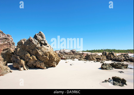 Rocce e gusci di cozze alla sabbiosa spiaggia orientale di Cape Leveque, Dampier Peninsula, Kimberley, Australia occidentale Foto Stock