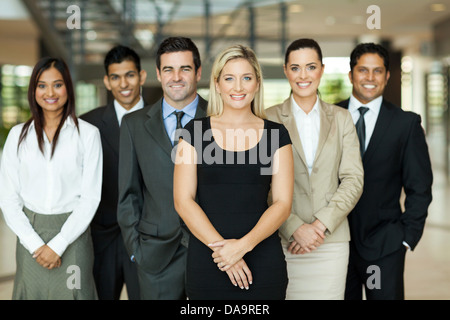 Ritratto del moderno business team all'interno di edificio per uffici Foto Stock