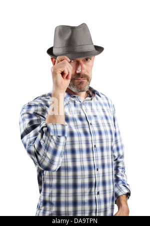 Un ritratto di un 40-qualcosa maschio afferrando la tesa del suo fedora con una mano, isolato su bianco. Foto Stock