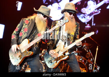 Pardubice, Repubblica Ceca. 8 Luglio, 2013. Polveroso Hill, a sinistra e a Billy Gibbons degli Stati Uniti di hard rock band ZZ Top eseguire durante la loro Estate/Autunno Tour in concerto a Pardubice, Repubblica Ceca, lunedì 8 luglio 2013. Credito: Vostarek Josef CTK/foto/Alamy Live News Foto Stock