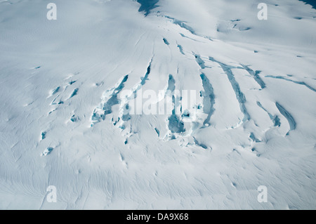 Vista aerea di crepacci del ghiacciaio in icefields del St. Elias montagne del Parco Nazionale Kluane, Yukon Territory, Canada. Foto Stock