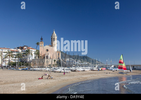 Spagna, Europa, Catalonia, architettura, Barcellona, spiaggia, barca, chiesa, famoso, Mediterraneo, vela, Sitges, skyline, turistico Foto Stock