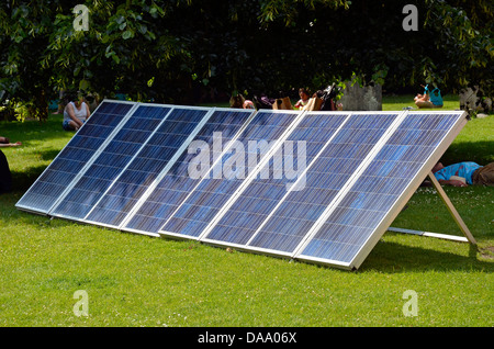 Portable pannelli solari (pannelli fotovoltaici) alimentare outdoor sistemi PA durante la fiera Hat , Duomo vicino, Winchester. Foto Stock