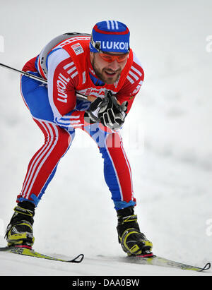 Il russo cross-country skiier Alexej Petuchow termina la seconda presso il prologo del Tour de Ski di Oberhof in Germania, 31 dicembre 2010. Il tour comprende otto stadi e termina il 9 gennaio 2011 in Val die Fiemme. Foto: Hendrik Schmidt Foto Stock