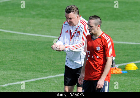 FC Bayern Monaco di Baviera head coach Louis van Gaal parla di Franck Ribery durante una pratica presso il centro sportivo "Aspire' a Doha, Qatar, 03 gennaio 2011. FC Bayern Monaco di Baviera prepairs per la seconda metà della stagione 2010/2011 dal 02 fino al 09 gennaio nel Quatar. Foto: Andreas Gebert Foto Stock