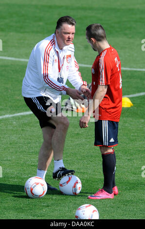 FC Bayern Monaco di Baviera head coach Louis van Gaal (L) parla di Franck Ribery durante una pratica presso il centro sportivo "Aspire' a Doha, Qatar, 03 gennaio 2011. FC Bayern Monaco di Baviera prepairs per la seconda metà della stagione 2010/2011 dal 02 fino al 09 gennaio nel Quatar. Foto: Andreas Gebert Foto Stock