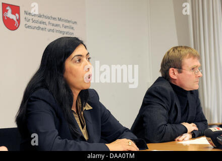 Bassa Sassonia del ministro della Sanità e degli affari sociali, Aygul Ozkan (CDU) (L), e il direttore del dipartimento della salute dello stato della Bassa Sassonia, Matthias Pulz, commentare la recente morte relative a due persone in connessione con un'onda di influenza nel corso di una conferenza stampa a Hannover, Germania, 3 gennaio 2011. Due persone sono morte da influenza suina, noto anche come il virus H1N1, in Lowe Foto Stock