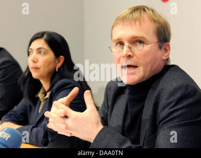 Bassa Sassonia del ministro della Sanità e degli affari sociali, Aygul Ozkan (CDU) (L), e il direttore del dipartimento della salute dello stato della Bassa Sassonia, Matthias Pulz, commentare la recente morte relative a due persone in connessione con un'onda di influenza nel corso di una conferenza stampa a Hannover, Germania, 3 gennaio 2011. Due persone sono morte da influenza suina, noto anche come il virus H1N1, in Lowe Foto Stock