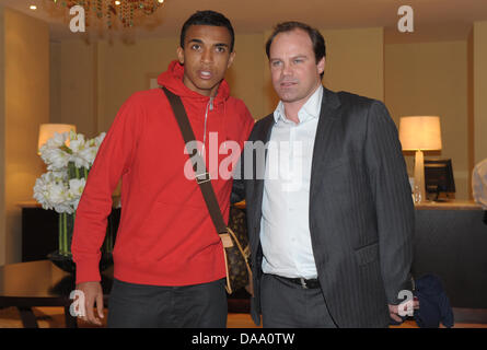 Nuovo membro del team della Bundesliga club di calcio FC Bayern Monaco, Luiz Gustavo (L), pone insieme con il club di direttore sportivo Christian Nerlinger per un'immagine presso l'hotel del team ion Dohar, Qatar, 3 gennaio 2011. Il Bayern Monaco si sta preparando per la seconda metà della stagione della Bundesliga 2010/2011. Foto: ANDREAS GEBERT Foto Stock