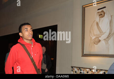 Nuovo giocatore per la Bundesliga club di calcio FC Bayern Monaco, Luiz Gustavo (anteriore), arriva all'hotel della squadra a Dohar, Qatar, 3 gennaio 2011. Il Bayern Monaco si sta preparando per la seconda metà della stagione della Bundesliga 2010/2011. Foto: Andreas Gebert Foto Stock