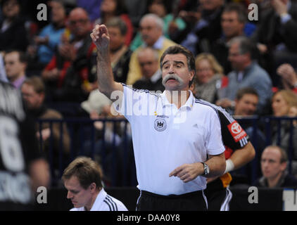 Germania allenatore Heiner Brand i gesti per i suoi giocatori sul campo durante la pallamano partita internazionale tra la Germania e la Svezia alla O2 World sede ad Amburgo, Germania, 3 gennaio 2011. La Germania ha vinto 28-23. Foto: Marcus Brandt Foto Stock