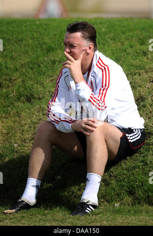 FC Bayern Monaco di Baviera head coach Louis van Gaal osserva i suoi giocatori durante una pratica presso un campo di addestramento a Doha, Qatar, 04 gennaio 2011. FC Bayern Monaco di Baviera si prepara per la seconda metà della stagione 2010/2011 con un campo di addestramento che ha luogo tra il 02 e il 09 gennaio in Qatar. Foto: Andreas Gebert Foto Stock