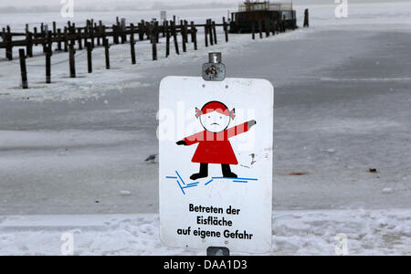 Un segno mette in guardia contro le passeggiate sul ghiaccio nel Mar Baltico resort di Rerik, Germania, 04 gennaio 2011. Il 30-40 centimetri di spessore di strato di ghiaccio potrebbe essere pericoloso perché è costantemente il cambio e potrebbero incrinarsi apart. Foto: Bernd Wüstneck Foto Stock