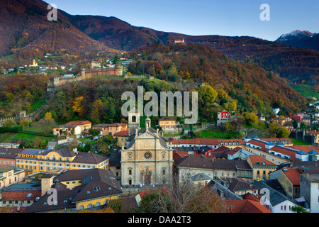 Bellinzona, Svizzera, Europa, del cantone Ticino, case, case, Città Vecchia, castelli, visualizzare Castelgrande, fort, legno, foresta, collezione autunno Foto Stock