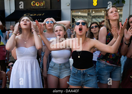 Le emozioni affrontano infelici adolescenti del Regno Unito tifosi sportivi che guardano lo sport dal vivo su un enorme schermo televisivo esterno. Infelice incredulità per il modo in cui sta andando il gioco, Wimbledon Town Centre London England 2013 2010s HOMER SYKES Foto Stock