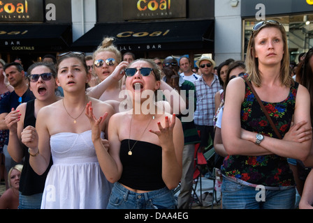 Le emozioni affrontano gli appassionati di sport infelici che guardano la TV in diretta fuori dall'incredulità del tennis per come sta andando la partita, Wimbledon Town Centre London England 2013 2010s HOMER SYKES Foto Stock