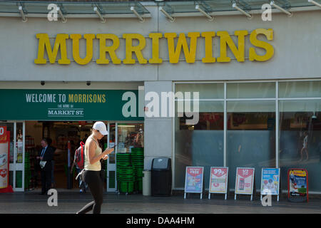 Il torneo di Wimbledon di Londra, Regno Unito. Il 9 luglio 2013. Wimbledon ramo della catena di supermercati Morrisons cambia il suo logo del marchio di Murriwins come un omaggio a British giocatore di tennis Andy Murray che ha vinto il 2013 singoli uomini campionati a Wimbledon Credito: amer ghazzal/Alamy Live News Foto Stock