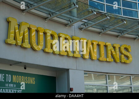 Il torneo di Wimbledon di Londra, Regno Unito. Il 9 luglio 2013. Wimbledon ramo della catena di supermercati Morrisons cambia il suo logo del marchio di Murriwins come un omaggio a British giocatore di tennis Andy Murray che ha vinto il 2013 singoli uomini campionati a Wimbledon Credito: amer ghazzal/Alamy Live News Foto Stock