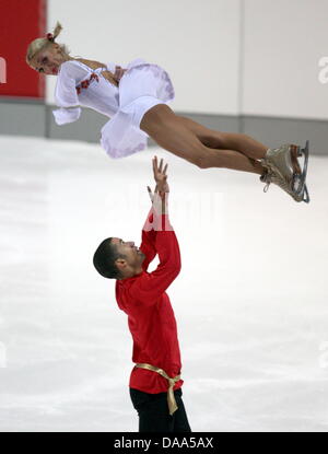 Atleti tedeschi Aliona Savchenko e Robin Szolkowy presente le loro coreografie nella categoria coppie breve presentazione a Oberstdorf in Germania, 7 gennaio 2011. Il tedesco figura Skating Championships svolgerà a Oberstdorf in data 7 e 8 gennaio 2011. Foto: Karl-Joseph Hildenbrand Foto Stock