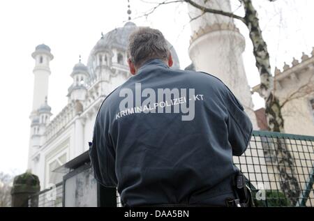 Un funzionario di polizia fissa la prova dopo un attacco incendiario contro la moschea nel quartiere di Wilmersdorf, Berlino, 8 gennaio 2011. Colpevoli sconosciuti avevano tentato di impostare la porta della moschea di fuoco nella notte dal 7 al 8 gennaio. La sicurezza dello Stato si sta indagando. Foto: Rainer Jensen Foto Stock