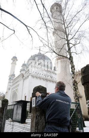 Un funzionario di polizia fissa la prova dopo un attacco incendiario contro la moschea nel quartiere di Wilmersdorf, Berlino, 8 gennaio 2011. Colpevoli sconosciuti avevano tentato di impostare la porta della moschea di fuoco nella notte dal 7 al 8 gennaio. La sicurezza dello Stato si sta indagando. Foto: Rainer Jensen Foto Stock