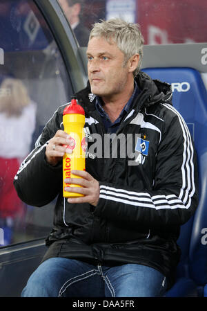 Amburgo allenatore Armin Veh orologi il team warm up durante un test match di Hamburger SV versus Ajax Amsterdam ad Amburgo, Germania, 8 gennaio 2011. Foto: Malte cristiani Foto Stock