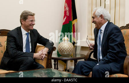 Federale tedesca il Ministro degli esteri Guido Westerwelle (FDP, L) incontra per colloqui con il Presidente Afghanistan Rangin Dadfar Spanta a Kabul, Afghanistan. A causa di problemi di sicurezza, Westerwelle la visita è stata tenuta segreta. Foto: THOMAS TRUTSCHEL Foto Stock