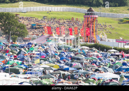 Vista generale di tende, bandiere e le recinzioni perimetrali al Glastonbury Festival 2013. Foto Stock