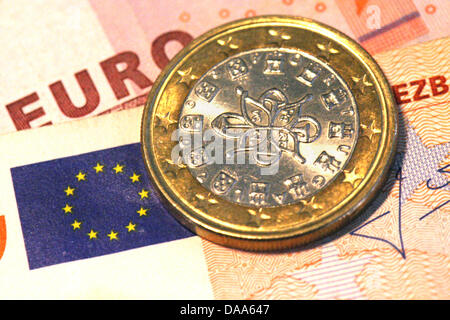 (Dpa) file di un file immagine datata 09 marzo 2010 di un Portugues one-ueor moneta a Francoforte sul Meno, Germania. Il 10 gennaio 2011, l'euro immerso a quattro mesi di bassa di 1.2886 US dollar. Foto: Tobias Kleinschmidt Foto Stock