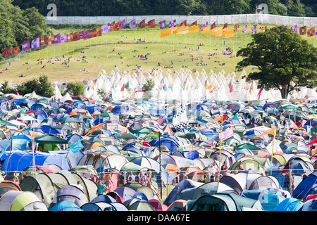 Vista generale di tende, bandiere e le recinzioni perimetrali al Glastonbury Festival 2013. Foto Stock