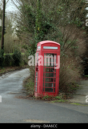 Si tratta di una foto di un rosso inglese cabina telefonica sulla strada. Foto Stock