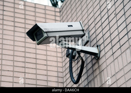 Si tratta di una foto di una telecamera TVCC in strada in un angolo di una parete. È come il grande fratello Foto Stock