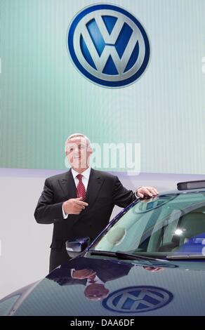Martin Winterkorn, Vorstandsvorsitzender der Volkswagen AG, steht am Montag (10.01.2011) auf dem VW-Messestand auf der North American International Autoshow (NAISAS) ci im-amerikanischen Detroit neben dem Neuen US-Passat. Der deutsche Autobauer präsentiert das Fahrzeug als Weltpremiere. Foto: VW / Friso Gentsch Foto Stock