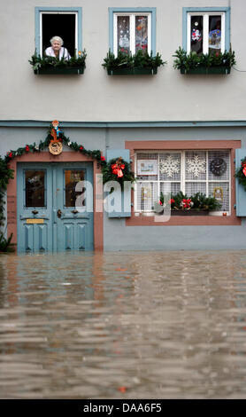 Una donna guarda fuori dalla finestra sopra le strade inondate di Wertheim, Germania, 11 gennaio 2011. Il disgelo meteo causato vaste inondazioni in Germania. Foto: MARIUS BECKER Foto Stock