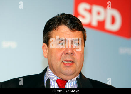 La testa dei Socialdemocratici Sigmar GABRIEL fa una dichiarazione sui risultati della riunione chiusa durante una conferenza stampa tenutasi a Potsdam, Germania, 11 gennaio 2011. Al termine della loro riunione di due giorni, il DOCUP prevede di concordare un programma di lavoro per il 2011. Un documento scritto da parte del comitato esecutivo afferma che i socialdemocratici di vedere se stessi come "progressiva centrale Foto Stock