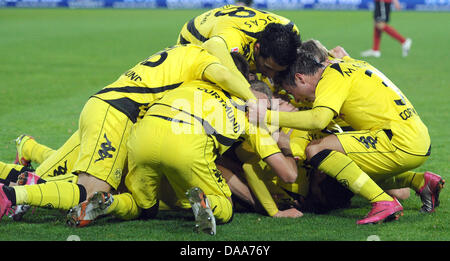 (Dpa) file - un file immagine datata 20 novembre 2010 mostra di Dortmund allietare i giocatori dopo il 1-2 gol contro SC di Friburgo, in Germania. Il Borussia Dortmund aspetta serenamente la corrispondenza in arrivo contro la Bayer Leverkusen Il 14 gennaio 2011. Foto: Ronald Wittek Foto Stock