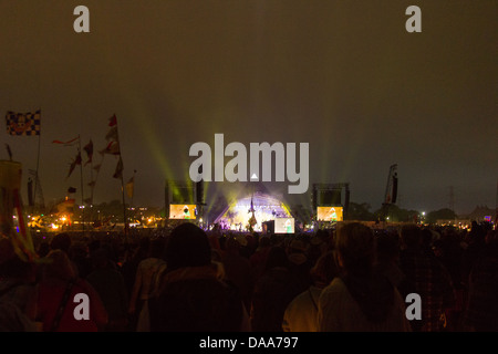 La folla record guardando i Rolling Stones eseguire sulla fase della piramide, Glastonbury Festival 2013 Foto Stock