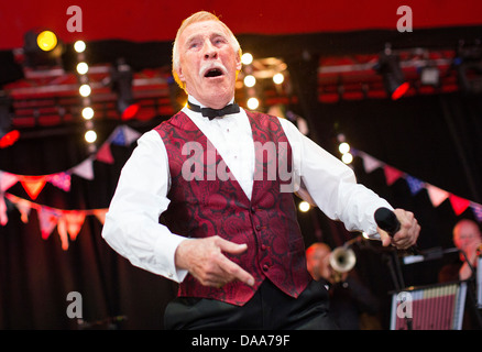 Sir Bruce Forsyth esegue su Avalon tappa la domenica di festival di Glastonbury. Il 30 giugno 2013 Foto Stock