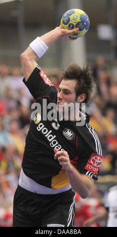 Uwe Gensheimer della Germania in azione durante il di Pallamano Campionato Mondiale turno preliminare gruppo A match Germania v Egitto di Lund in Svezia, 14 gennaio 2011. Foto: Jens WOLF Foto Stock