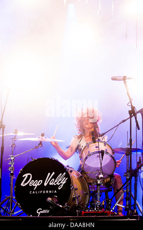 Deap Vally, chitarrista Lindsey Troy e il batterista Julie Edwards, eseguire sul John Peel stage la domenica di Glastonbury Festiv Foto Stock