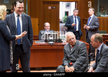 Bruxelles, Belgio. 9 Luglio, 2013. Da sinistra a destra, il ministro austriaco delle finanze Maria Fekter sta parlando con il Cancelliere dello scacchiere britannico George Osborne, il Ministro delle finanze tedesco Wolfgang Schäuble e il Lussemburgo il Ministro delle finanze Luc Frieden prima dell'inizio della riunione del Consiglio EcoFin. Credito: dpa picture alliance/Alamy Live News Foto Stock