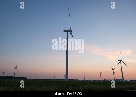 Mulini a vento al crepuscolo a Terneuzen nei Paesi Bassi, Europa Foto Stock