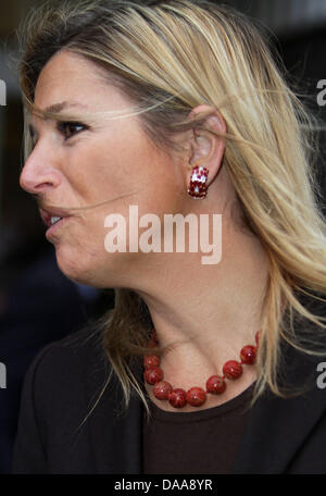 Dutch Crown Princess Maxima apre il 15 gennaio 2011 la quinta ramificazione dell'Accademia nel Weekend di marcanti College in Amsterdam. Il Weekend Academy è stato istituito nel 2006 per i giovani (10-16 anni) in West di Amsterdam per aiutare con il loro rendimento scolastico. I ragazzi possono ottenere aiuto con i loro compiti al sabato e domenica fotografo: Albert Philip van der Werf/RPE UNITÀ ORGANIZZATIVA DEI PAESI BASSI Foto Stock