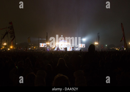 La folla record guardando i Rolling Stones eseguire sulla fase della piramide, Glastonbury Festival 2013 Foto Stock