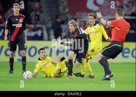 Leverkusen Stefan Kiessling (C) il sistema VIES per la palla durante la partita della Bundesliga Bayer 04 Leverkusen vs. Borussia Dortmund a Baia Arena di Leverkusen, Germania, 14 gennaio 2011. Foto: Rolf Vennenbernd Foto Stock