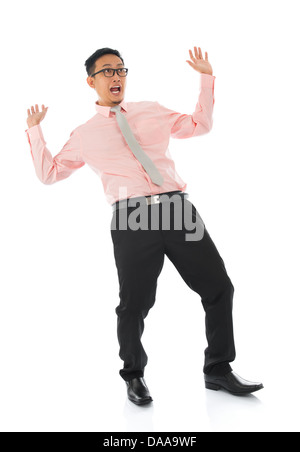 Corpo pieno scioccato giovane imprenditore asiatici braccia aperte corpo piegare indietro, isolati su sfondo bianco Foto Stock