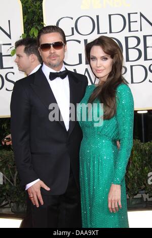 Noi attore Brad Pitt e sua moglie, l'attrice Angelina Jolie arriva a sessantottesima Golden Globe Awards presentato dalla Hollywood Foreign Press Association presso Hotel Beverly Hilton di Beverly Hills, Los Angeles, Stati Uniti d'America, 16 gennaio 2011. Foto: Louis Garcia Foto Stock