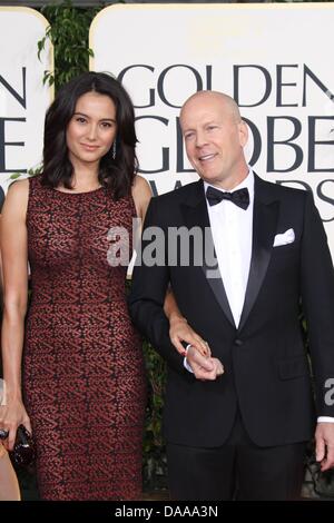 Noi attore Bruce Willis e la moglie Emma Heming arriva alla sessantottesima Golden Globe Awards presentato dalla Hollywood Foreign Press Association presso Hotel Beverly Hilton di Beverly Hills, Los Angeles, Stati Uniti d'America, 16 gennaio 2011. Foto: Louis Garcia Foto Stock