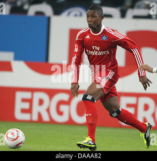 Di Amburgo Eljero Elia controlla il pallone durante la Bundesliga tedesca partita FC Schalke 04 v SV Amburgo alla Veltins Arena stadium di Gelsenkirchen, Germania, 15 gennaio 2011. Amburgo ha vinto la partita con 1-0. Foto: Friso Gentsch Foto Stock